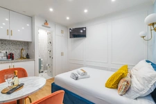- 75017 PARIS - TERNES - RUE RENNEQUIN - RDC SUR COUR - INTEGRALEMENT REFAIT ET ISOLE - BEAUCOUP DE CHARME - PLAN IDEAL -