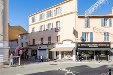 83700 - SAINT-RAPHAËL - 2 PIÈCES - DERNIER ÉTAGE - PLEIN CENTRE - CACHET