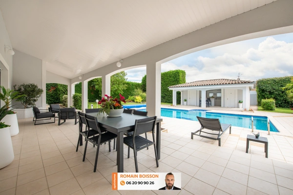🏡 VOLUMES GÉNÉREUX, FINITIONS HAUT DE GAMME ET CADRE VERDOYANT : UNE PROPRIÉTÉ CONTEMPORAINE D’EXCEPTION 🏡