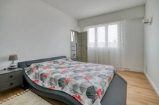Maison individuelle rénovée 300 m² avec piscine, terrain CLOS vu sur les Pyrennées et appartement indépendant 