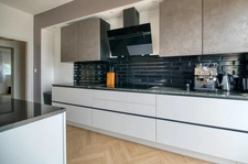 Maison individuelle rénovée 300 m² avec piscine, terrain CLOS vu sur les Pyrennées et appartement indépendant 