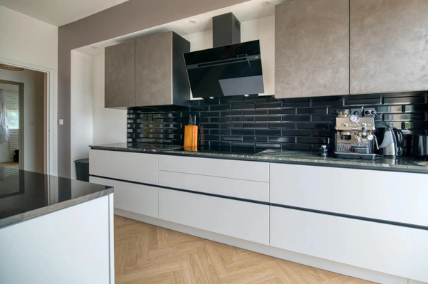 Maison individuelle rénovée 300 m² avec piscine, terrain CLOS vu sur les Pyrennées et appartement indépendant 