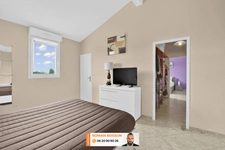 🏡 VOLUMES GÉNÉREUX, FINITIONS HAUT DE GAMME ET CADRE VERDOYANT : UNE PROPRIÉTÉ CONTEMPORAINE D’EXCEPTION 🏡