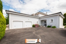🏡 VOLUMES GÉNÉREUX, FINITIONS HAUT DE GAMME ET CADRE VERDOYANT : UNE PROPRIÉTÉ CONTEMPORAINE D’EXCEPTION 🏡
