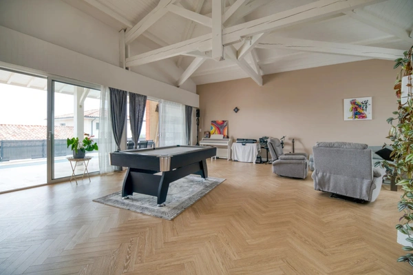 Maison individuelle rénovée 300 m² avec piscine, terrain arboré et appartement indépendant 