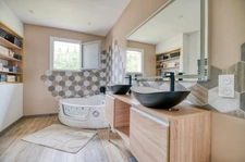 Maison individuelle rénovée 300 m² avec piscine, terrain CLOS vu sur les Pyrennées et appartement indépendant 