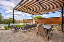 Pierre-Bénite – Maison familiale de 130 m², 6 pièces, piscine, jacuzzi et espaces extérieurs