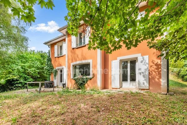 Maison familiale atypique de 170 m² avec jardin, terrasse et garage double – Collonges-au-Mont-d'Or