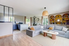 Pierre-Bénite – Maison familiale de 130 m², 6 pièces, piscine, jacuzzi et espaces extérieurs