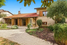 Maison familiale de 226 m² avec grand jardin, espace bien-être et préau semi-ouvert à Saint-Genis-Laval