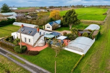 Maison en pierre de Loire à Saumur avec piscine, dépendances et terrain de 8 147m2