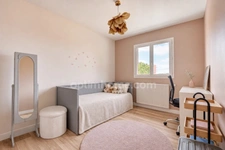 Pierre-Bénite – Maison familiale de 130 m², 6 pièces, piscine, jacuzzi et espaces extérieurs