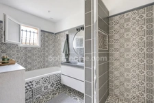 Pierre-Bénite – Maison familiale de 130 m², 6 pièces, piscine, jacuzzi et espaces extérieurs