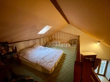 Ensemble immobilier composé d'une maison d'habitation, d'un appartement, d'un corps de ferme sur un terrain constructible.
