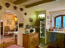 Ensemble immobilier composé d'une maison d'habitation, d'un appartement, d'un corps de ferme sur un terrain constructible.