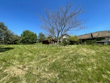Ensemble immobilier composé d'une maison d'habitation, d'un appartement, d'un corps de ferme sur un terrain constructible.