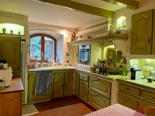 Ensemble immobilier composé d'une maison d'habitation, d'un appartement, d'un corps de ferme sur un terrain constructible.
