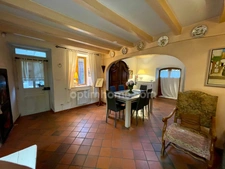Ensemble immobilier composé d'une maison d'habitation, d'un appartement, d'un corps de ferme sur un terrain constructible.
