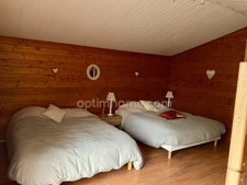 Ensemble immobilier composé d'une maison d'habitation, d'un appartement, d'un corps de ferme sur un terrain constructible.