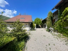 Ensemble immobilier composé d'une maison d'habitation, d'un appartement, d'un corps de ferme sur un terrain constructible.