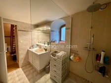 Ensemble immobilier composé d'une maison d'habitation, d'un appartement, d'un corps de ferme sur un terrain constructible.