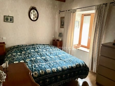 Ensemble immobilier composé d'une maison d'habitation, d'un appartement, d'un corps de ferme sur un terrain constructible.