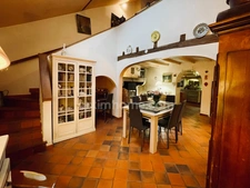 Ensemble immobilier composé d'une maison d'habitation, d'un appartement, d'un corps de ferme sur un terrain constructible.