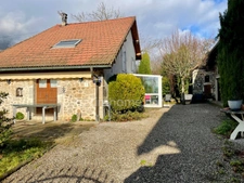 Ensemble immobilier composé d'une maison d'habitation, d'un appartement, d'un corps de ferme sur un terrain constructible.
