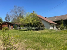 Ensemble immobilier composé d'une maison d'habitation, d'un appartement, d'un corps de ferme sur un terrain constructible.
