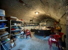 Ensemble immobilier composé d'une maison d'habitation, d'un appartement, d'un corps de ferme sur un terrain constructible.