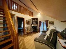 Ensemble immobilier composé d'une maison d'habitation, d'un appartement, d'un corps de ferme sur un terrain constructible.