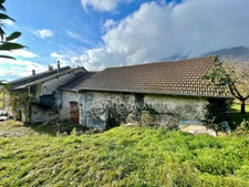 Ensemble immobilier composé d'une maison d'habitation, d'un appartement, d'un corps de ferme sur un terrain constructible.