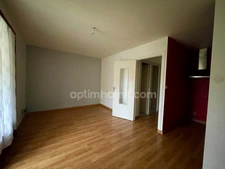 Ensemble immobilier composé d'une maison d'habitation, d'un appartement, d'un corps de ferme sur un terrain constructible.