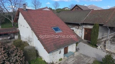 Ensemble immobilier composé d'une maison d'habitation, d'un appartement, d'un corps de ferme sur un terrain constructible.