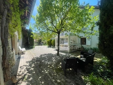 Ensemble immobilier composé d'une maison d'habitation, d'un appartement, d'un corps de ferme sur un terrain constructible.