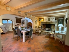 Ensemble immobilier composé d'une maison d'habitation, d'un appartement, d'un corps de ferme sur un terrain constructible.