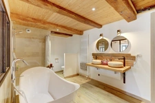 Propriété de caractère de 290 m² bâtis, Saint-Pierre-Roche — Maison rénovée 130 m² + grange de 160 m² à restaurer