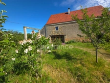 A rare, charming house in the heart of the Vézelien region – approximately 150 m² of living space, with potential for 230 m²- 2 bedrooms with potential for 5