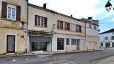 Jonzac centre – Immeuble de 145 m² à rénover entre la Place du Marché et la Mairie