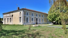 Plassac (17240) – Maison charentaise de 223 m² avec deux dépendances et terrain de 5 625 m²