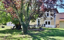 Plassac (17240) – Maison charentaise de 223 m² avec deux dépendances et terrain de 5 625 m²