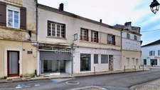 Jonzac centre – Immeuble de 145 m² à rénover entre la Place du Marché et la Mairie