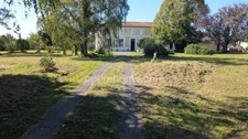 Plassac (17240) – Maison charentaise de 223 m² avec deux dépendances et terrain de 5 625 m²