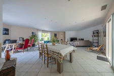 Maison contemporaine lumineuse de plain-pied avec piscine – 155 m² sur 3025 m² – Cursan (33) - 3 chambres