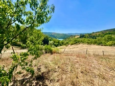 CORDELLE (42) CORPS DE FERME EN PIERRE AVEC VUE EXCEPTIONNEL - 6.8 Ha DE TERRAIN LIBRE - DEPENDANCES