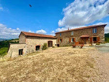 CORDELLE (42) CORPS DE FERME EN PIERRE AVEC VUE EXCEPTIONNEL - 6.8 Ha DE TERRAIN LIBRE - DEPENDANCES
