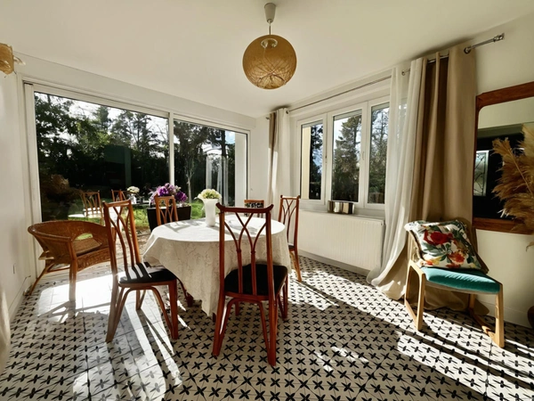 COMMELLE VERNAY - MAISON d’environ 270 m² sur 5 637 m² de TERRAIN clos et arboré - DÉPENDANCES