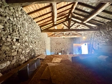 CORDELLE (42) CORPS DE FERME EN PIERRE AVEC VUE EXCEPTIONNEL - 6.8 Ha DE TERRAIN LIBRE - DEPENDANCES