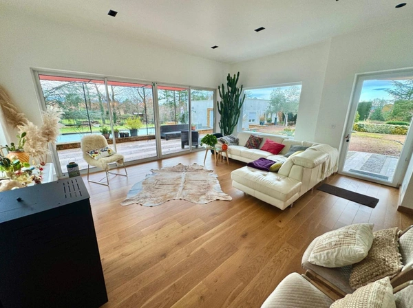 COMMELLE VERNAY - MAISON d’environ 270 m² sur 5 637 m² de TERRAIN clos et arboré - DÉPENDANCES