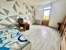 ROANNE - MAISON d'environ 110 m2 - 3 CHAMBRES - 1 BUREAU - TERRAIN 700 m2 - DEPENDANCES 41 m2